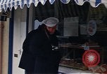 Immagine di I marinai DEGLI STATI UNITI sulla libertà di esplorare i negozi lungo Fortuneswell Portland England Regno Unito, 1967, secondo 57 filmato di repertorio 65675046807