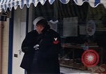 Immagine di I marinai DEGLI STATI UNITI sulla libertà di esplorare i negozi lungo Fortuneswell Portland England Regno Unito, 1967, secondo 58 filmato di repertorio 65675046807