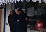Immagine di I marinai DEGLI STATI UNITI sulla libertà di esplorare i negozi lungo Fortuneswell Portland England Regno Unito, 1967, secondo 59 filmato di repertorio 65675046807