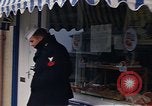 Immagine di I marinai DEGLI STATI UNITI sulla libertà di esplorare i negozi lungo Fortuneswell Portland England Regno Unito, 1967, secondo 60 filmato di repertorio 65675046807