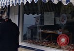 Immagine di I marinai DEGLI STATI UNITI sulla libertà di esplorare i negozi lungo Fortuneswell Portland England Regno Unito, 1967, secondo 61 filmato di repertorio 65675046807