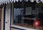 Immagine di I marinai DEGLI STATI UNITI sulla libertà di esplorare i negozi lungo Fortuneswell Portland England Regno Unito, 1967, secondo 62 filmato di repertorio 65675046807