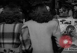 Standbild Krieg Briefmarken und Anleihen Muncie Indiana USA, 1942, aus Sekunde 3 historischem Filmmaterial Videoclip 65675046816