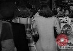 Standbild Krieg Briefmarken und Anleihen Muncie Indiana USA, 1942, aus Sekunde 4 historischem Filmmaterial Videoclip 65675046816
