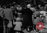 Standbild Krieg Briefmarken und Anleihen Muncie Indiana USA, 1942, aus Sekunde 9 historischem Filmmaterial Videoclip 65675046816