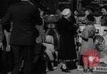 Standbild Krieg Briefmarken und Anleihen Muncie Indiana USA, 1942, aus Sekunde 11 historischem Filmmaterial Videoclip 65675046816