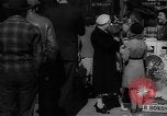 Standbild Krieg Briefmarken und Anleihen Muncie Indiana USA, 1942, aus Sekunde 13 historischem Filmmaterial Videoclip 65675046816