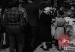 Standbild Krieg Briefmarken und Anleihen Muncie Indiana USA, 1942, aus Sekunde 14 historischem Filmmaterial Videoclip 65675046816