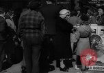 Standbild Krieg Briefmarken und Anleihen Muncie Indiana USA, 1942, aus Sekunde 15 historischem Filmmaterial Videoclip 65675046816