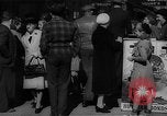 Standbild Krieg Briefmarken und Anleihen Muncie Indiana USA, 1942, aus Sekunde 17 historischem Filmmaterial Videoclip 65675046816