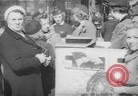 Standbild Krieg Briefmarken und Anleihen Muncie Indiana USA, 1942, aus Sekunde 19 historischem Filmmaterial Videoclip 65675046816