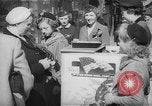 Standbild Krieg Briefmarken und Anleihen Muncie Indiana USA, 1942, aus Sekunde 20 historischem Filmmaterial Videoclip 65675046816