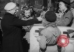 Standbild Krieg Briefmarken und Anleihen Muncie Indiana USA, 1942, aus Sekunde 21 historischem Filmmaterial Videoclip 65675046816