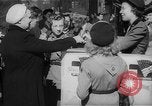 Standbild Krieg Briefmarken und Anleihen Muncie Indiana USA, 1942, aus Sekunde 22 historischem Filmmaterial Videoclip 65675046816