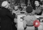 Standbild Krieg Briefmarken und Anleihen Muncie Indiana USA, 1942, aus Sekunde 23 historischem Filmmaterial Videoclip 65675046816