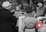 Standbild Krieg Briefmarken und Anleihen Muncie Indiana USA, 1942, aus Sekunde 24 historischem Filmmaterial Videoclip 65675046816