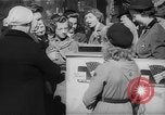 Standbild Krieg Briefmarken und Anleihen Muncie Indiana USA, 1942, aus Sekunde 25 historischem Filmmaterial Videoclip 65675046816