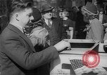Standbild Krieg Briefmarken und Anleihen Muncie Indiana USA, 1942, aus Sekunde 26 historischem Filmmaterial Videoclip 65675046816