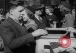 Standbild Krieg Briefmarken und Anleihen Muncie Indiana USA, 1942, aus Sekunde 28 historischem Filmmaterial Videoclip 65675046816