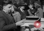 Standbild Krieg Briefmarken und Anleihen Muncie Indiana USA, 1942, aus Sekunde 29 historischem Filmmaterial Videoclip 65675046816