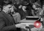 Standbild Krieg Briefmarken und Anleihen Muncie Indiana USA, 1942, aus Sekunde 30 historischem Filmmaterial Videoclip 65675046816