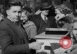Standbild Krieg Briefmarken und Anleihen Muncie Indiana USA, 1942, aus Sekunde 31 historischem Filmmaterial Videoclip 65675046816