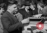Standbild Krieg Briefmarken und Anleihen Muncie Indiana USA, 1942, aus Sekunde 32 historischem Filmmaterial Videoclip 65675046816