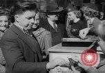 Standbild Krieg Briefmarken und Anleihen Muncie Indiana USA, 1942, aus Sekunde 33 historischem Filmmaterial Videoclip 65675046816