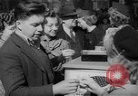Standbild Krieg Briefmarken und Anleihen Muncie Indiana USA, 1942, aus Sekunde 34 historischem Filmmaterial Videoclip 65675046816