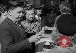 Standbild Krieg Briefmarken und Anleihen Muncie Indiana USA, 1942, aus Sekunde 35 historischem Filmmaterial Videoclip 65675046816