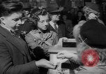 Standbild Krieg Briefmarken und Anleihen Muncie Indiana USA, 1942, aus Sekunde 36 historischem Filmmaterial Videoclip 65675046816