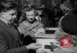 Standbild Krieg Briefmarken und Anleihen Muncie Indiana USA, 1942, aus Sekunde 37 historischem Filmmaterial Videoclip 65675046816