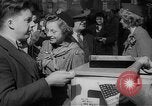 Standbild Krieg Briefmarken und Anleihen Muncie Indiana USA, 1942, aus Sekunde 38 historischem Filmmaterial Videoclip 65675046816