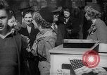 Standbild Krieg Briefmarken und Anleihen Muncie Indiana USA, 1942, aus Sekunde 39 historischem Filmmaterial Videoclip 65675046816