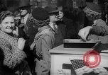 Standbild Krieg Briefmarken und Anleihen Muncie Indiana USA, 1942, aus Sekunde 40 historischem Filmmaterial Videoclip 65675046816