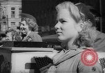 Standbild Krieg Briefmarken und Anleihen Muncie Indiana USA, 1942, aus Sekunde 41 historischem Filmmaterial Videoclip 65675046816