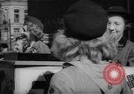 Standbild Krieg Briefmarken und Anleihen Muncie Indiana USA, 1942, aus Sekunde 42 historischem Filmmaterial Videoclip 65675046816