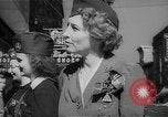 Standbild Krieg Briefmarken und Anleihen Muncie Indiana USA, 1942, aus Sekunde 45 historischem Filmmaterial Videoclip 65675046816