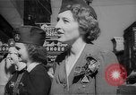 Standbild Krieg Briefmarken und Anleihen Muncie Indiana USA, 1942, aus Sekunde 46 historischem Filmmaterial Videoclip 65675046816