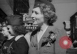 Standbild Krieg Briefmarken und Anleihen Muncie Indiana USA, 1942, aus Sekunde 47 historischem Filmmaterial Videoclip 65675046816