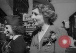 Standbild Krieg Briefmarken und Anleihen Muncie Indiana USA, 1942, aus Sekunde 49 historischem Filmmaterial Videoclip 65675046816