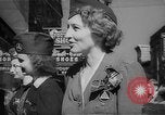 Standbild Krieg Briefmarken und Anleihen Muncie Indiana USA, 1942, aus Sekunde 51 historischem Filmmaterial Videoclip 65675046816