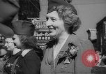 Standbild Krieg Briefmarken und Anleihen Muncie Indiana USA, 1942, aus Sekunde 52 historischem Filmmaterial Videoclip 65675046816