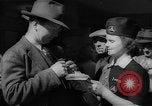 Standbild Krieg Briefmarken und Anleihen Muncie Indiana USA, 1942, aus Sekunde 55 historischem Filmmaterial Videoclip 65675046816