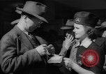 Standbild Krieg Briefmarken und Anleihen Muncie Indiana USA, 1942, aus Sekunde 56 historischem Filmmaterial Videoclip 65675046816