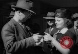 Standbild Krieg Briefmarken und Anleihen Muncie Indiana USA, 1942, aus Sekunde 57 historischem Filmmaterial Videoclip 65675046816