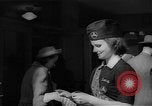 Standbild Krieg Briefmarken und Anleihen Muncie Indiana USA, 1942, aus Sekunde 60 historischem Filmmaterial Videoclip 65675046816