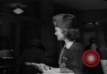 Standbild Krieg Briefmarken und Anleihen Muncie Indiana USA, 1942, aus Sekunde 62 historischem Filmmaterial Videoclip 65675046816