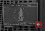 Image timbre de guerre vente Muncie Indiana USA, 1942, de la seconde 8 séquences d'archives historiques vidéo 65675046819