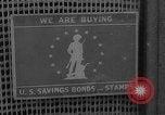 Image timbre de guerre vente Muncie Indiana USA, 1942, de la seconde 11 séquences d'archives historiques vidéo 65675046819